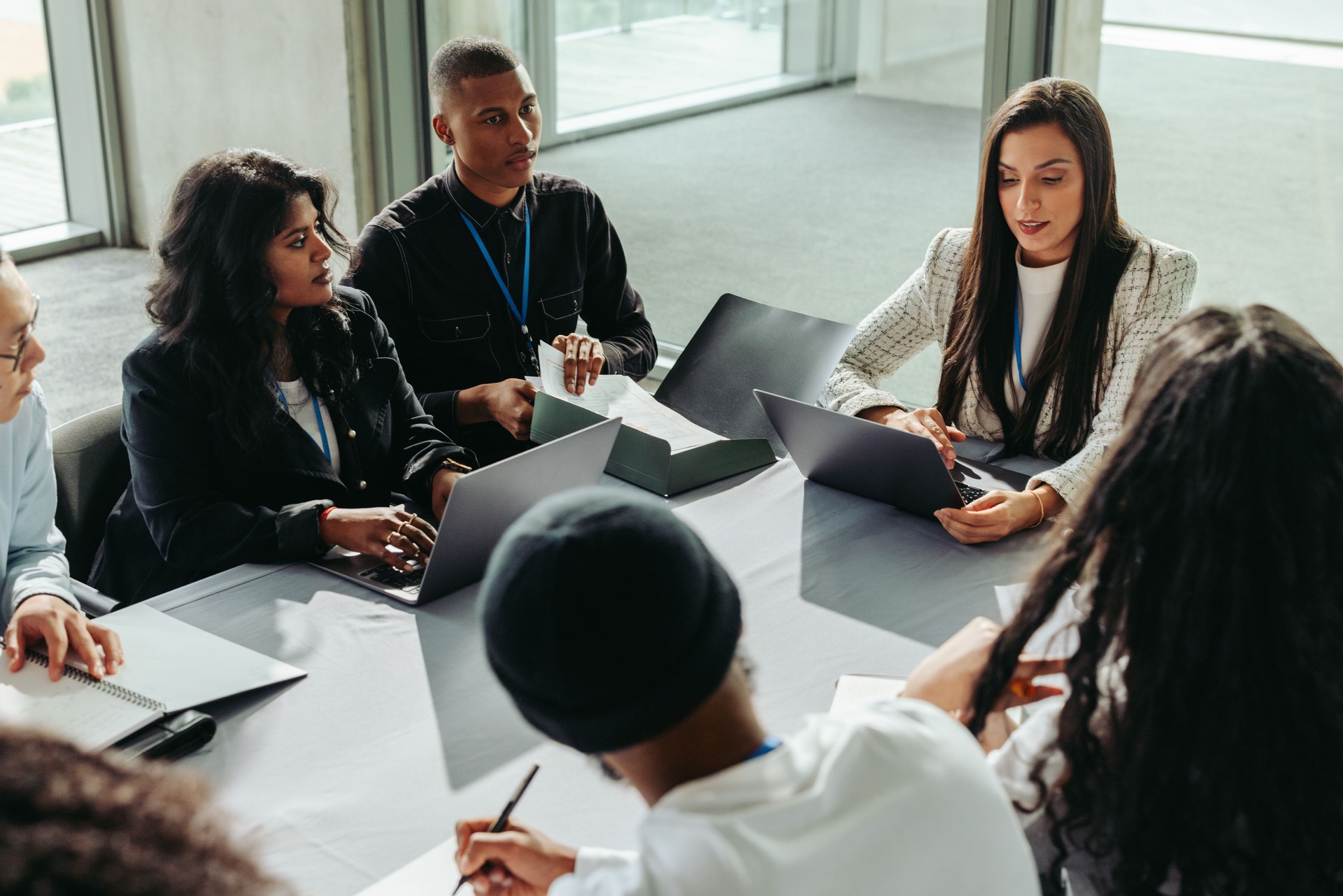 Teamwork zwischen unterschiedlichen Geschäftsleuten in Bürobesprechungen