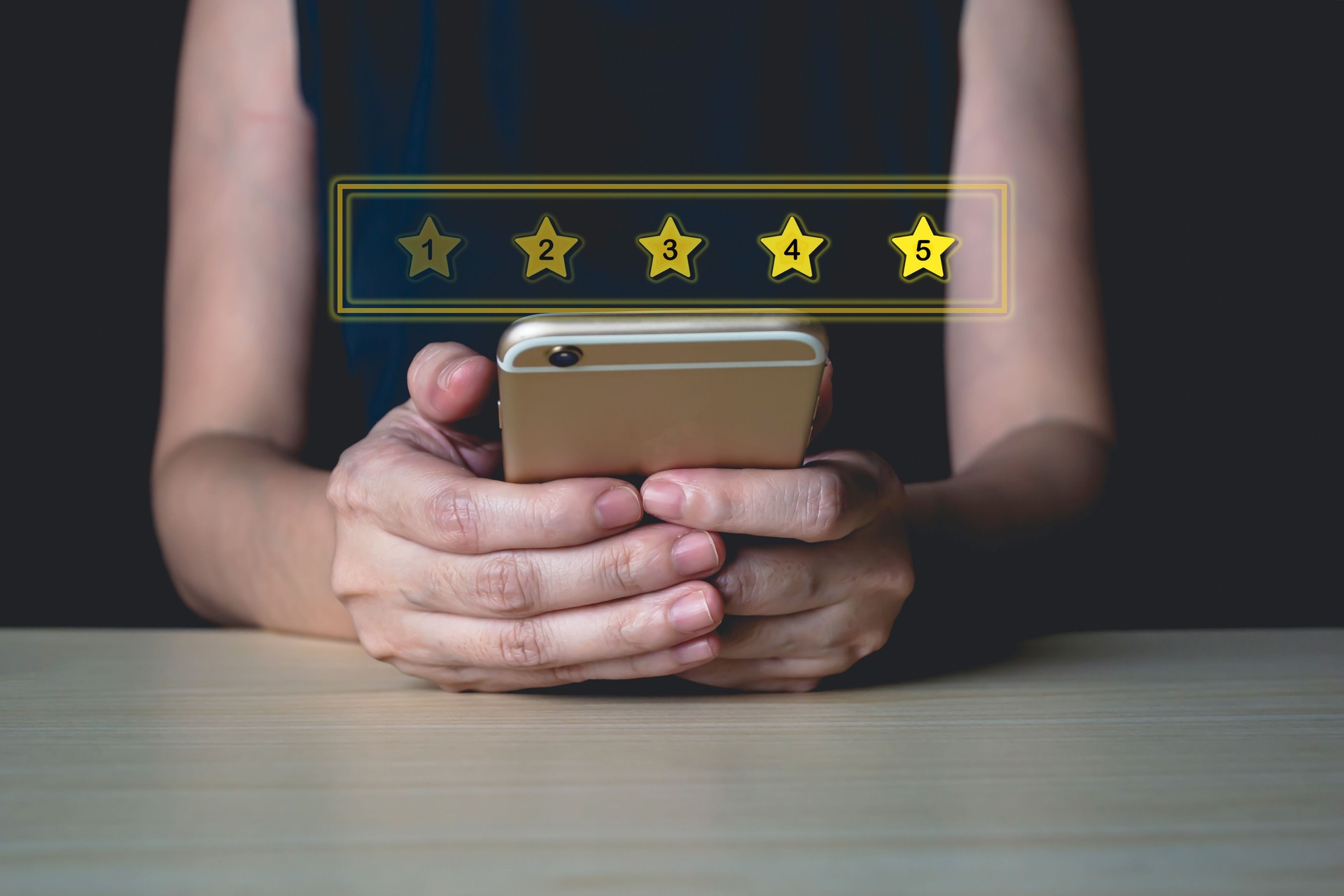 Geschäftsfrau hält Smartphone-Bewertung Fünf-Sterne-Punktzahl, nachdem sie Service erhalten hat